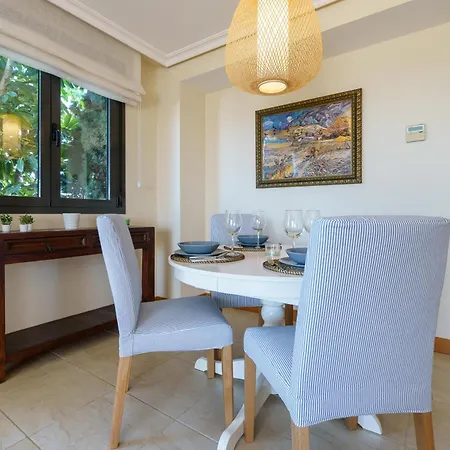 아파트 Sunset Seaview Corner With Pool - Happy 에스테포나